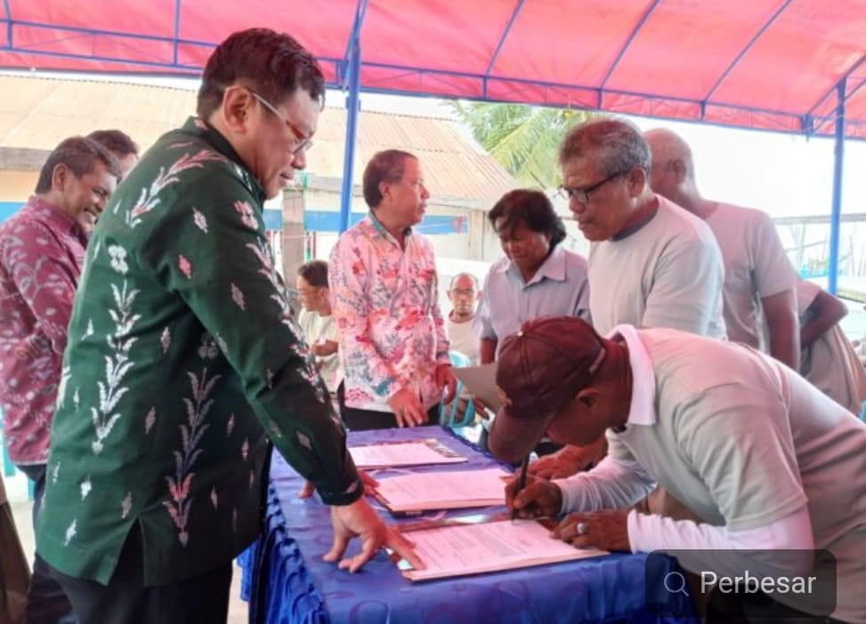 Pj Bupati Donggala Salurkan Bantuan kepada Nelayan di Boneoge Banawa