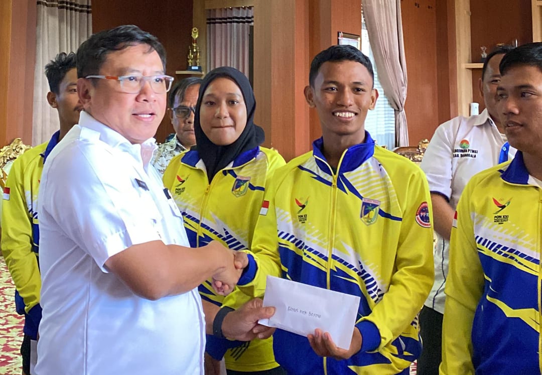 Pj Bupati Donggala Serahkan Uang Saku kepada 19 Atlit dan Pelatih