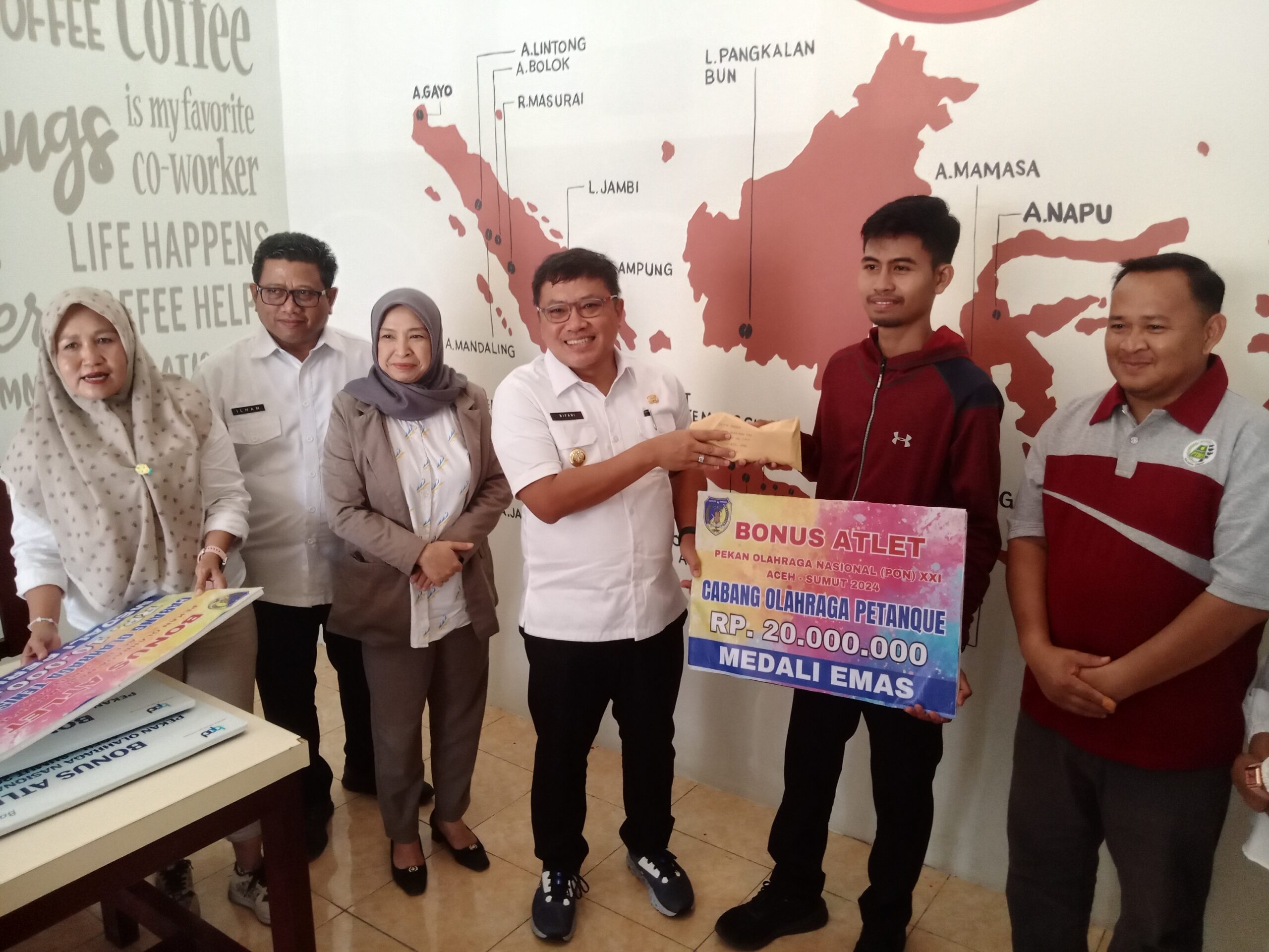 PJ Bupati Donggala Serahkan Bonus kepada Atlit Peraih Medali di Pon XXI Aceh