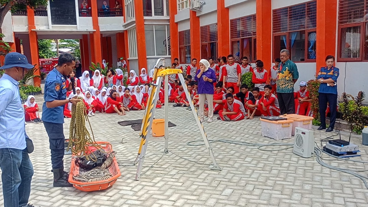 Damkarmat Palu Perkenalkan Alat Pemadam Kebakaran dan Penyelamatan kepada Pelajar