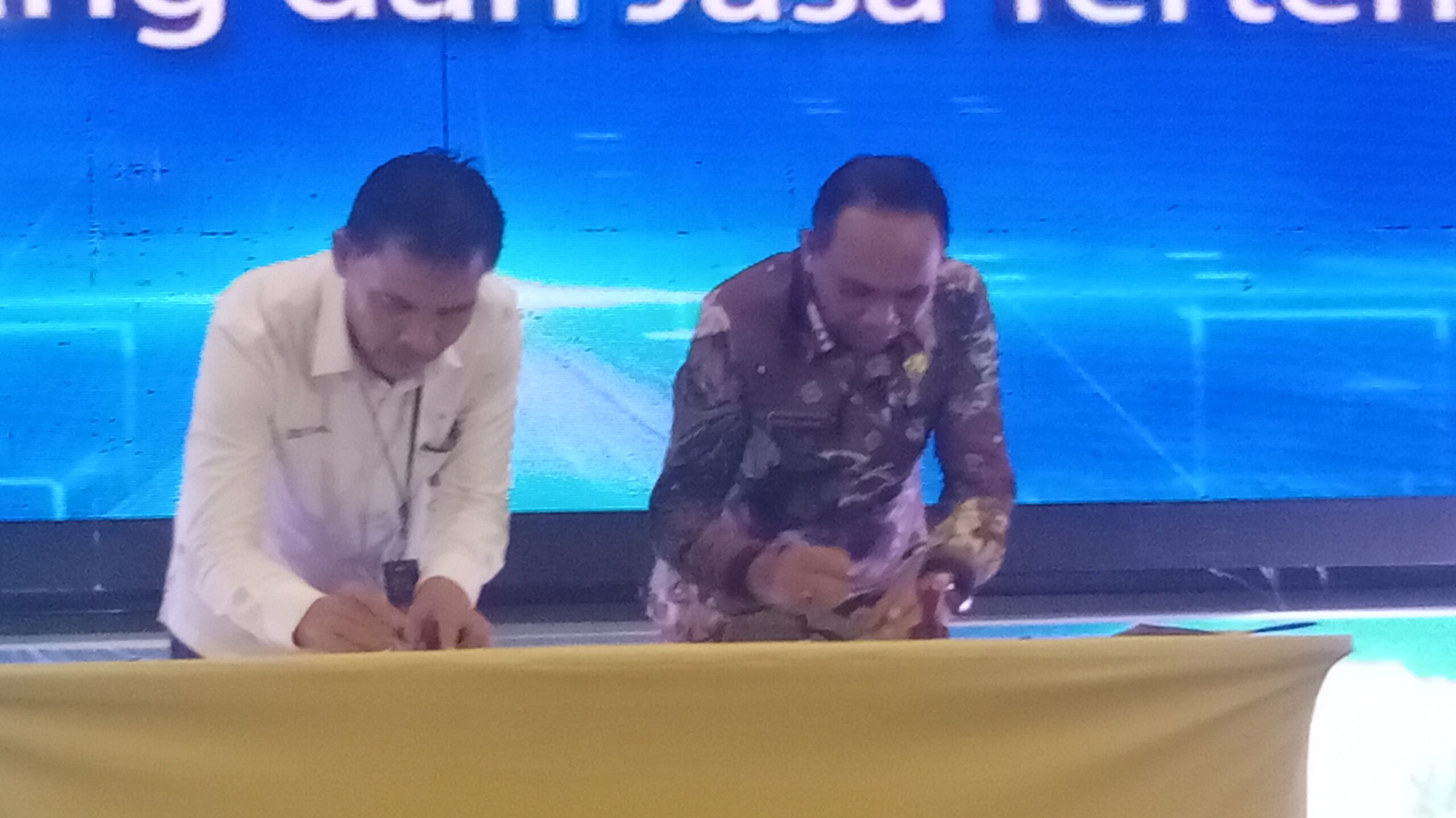 Teken MOU dengan PLN, Sekkab Morut Minta PLN Beri Pelayanan Terbaik.