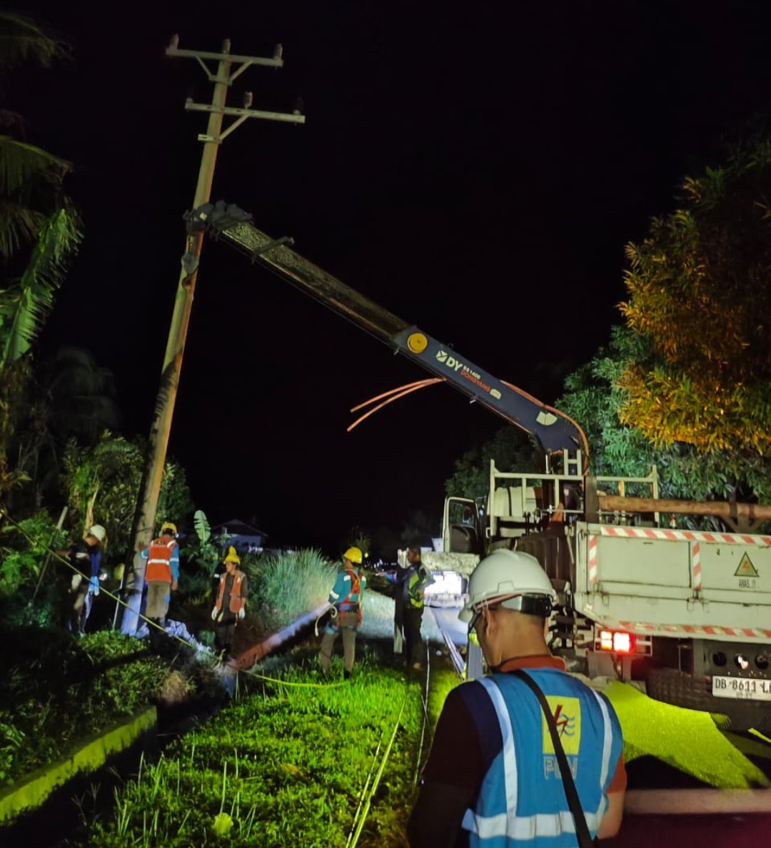 PLN Turunkan 30 Personil tangani tiang Listrik yang Roboh di Desa Marantale Parimo