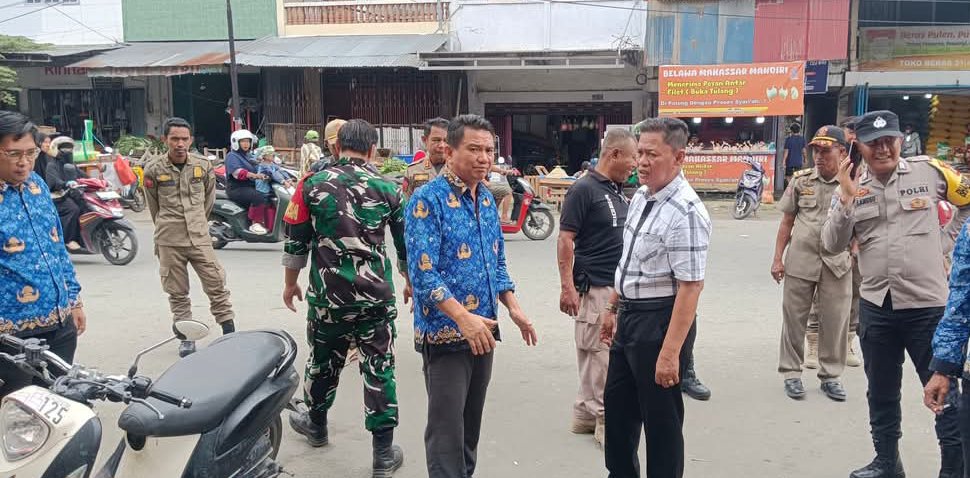 3 OPD Pemkot menata lapak Pedagang diPasar Manonda Inpres Palu