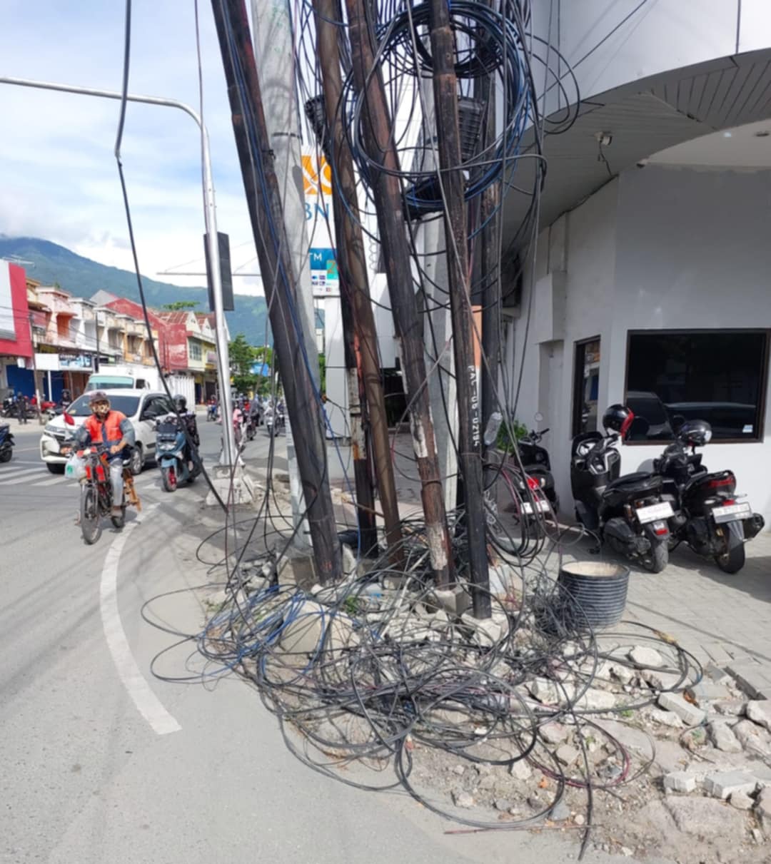 Warga minta pemilik kabel di Jalan Imam Bonjol Palu di Denda