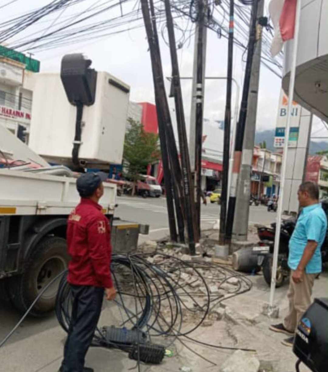 Dinas Perkim Palu kawal giat penataan  kabel jaringan di jalan Imam Bonjol