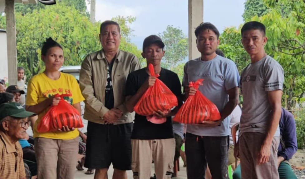 70 KK korban Banjir di Poso terima bantuan sembako dari Marthen Tibe
