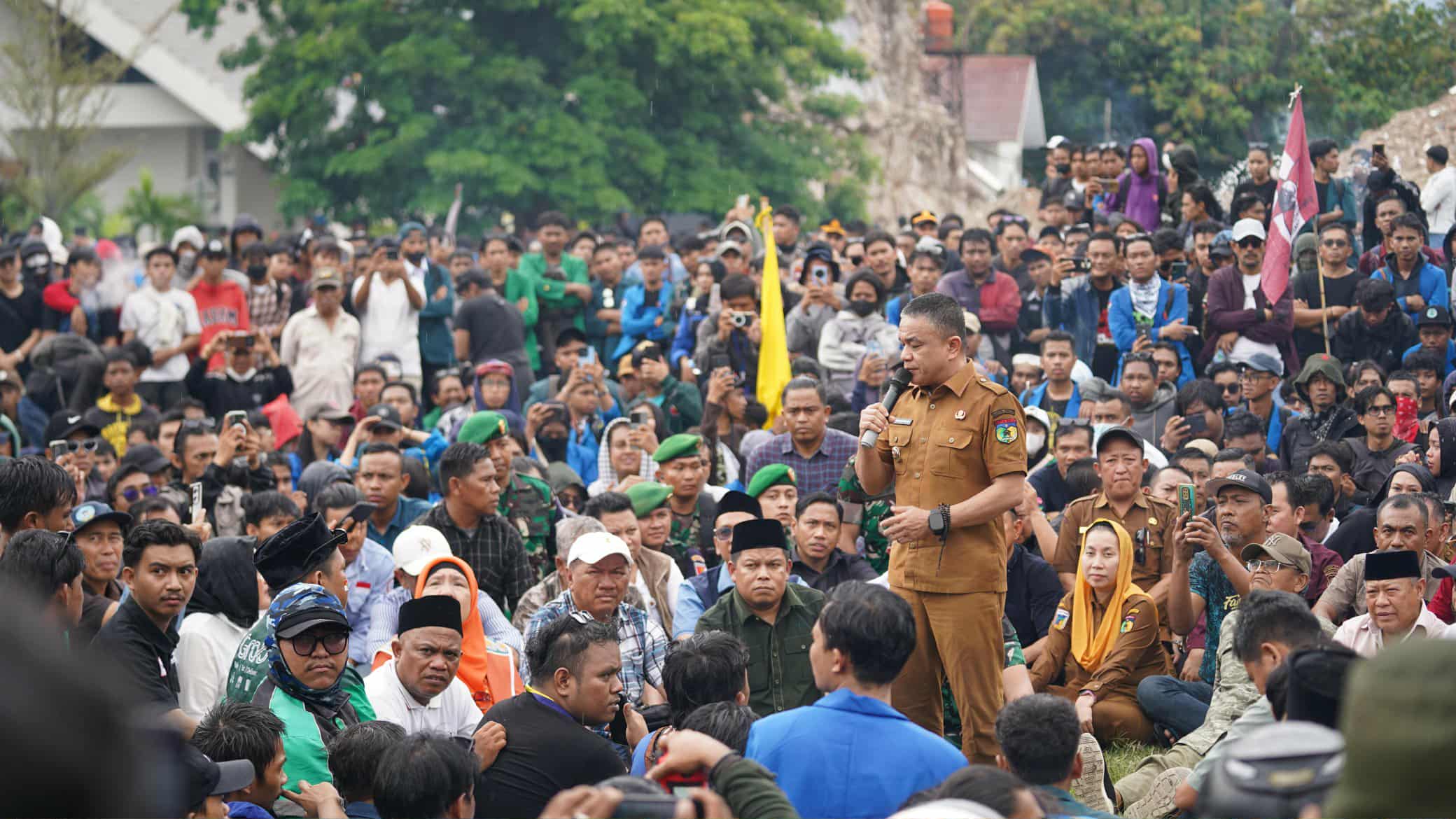Wali kota Palu, Hadianto Rasyid Tiba Disambut Riuh Ribuan Demonstran Disusul Gubernur