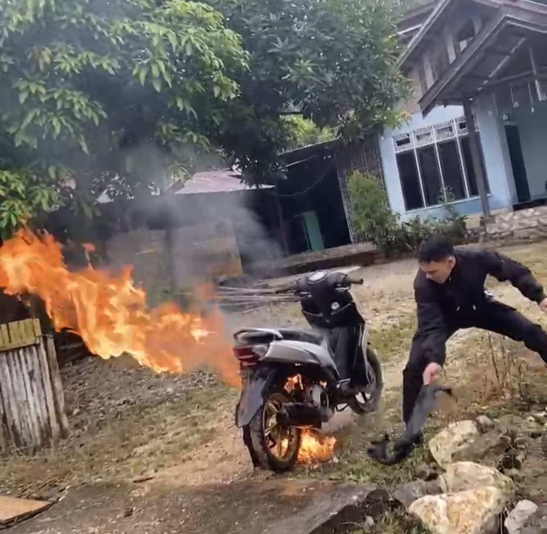 Aksi Heroik Briptu Jonathan padamkan motor pelajar yang terbakar di pinggir jalan