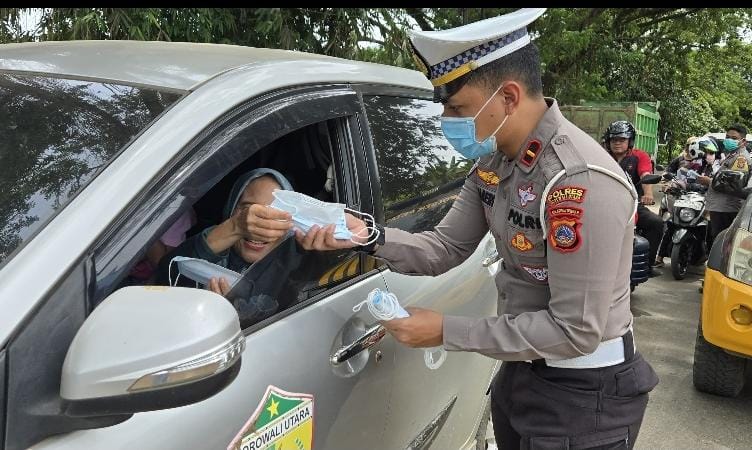 Peduli ISPA, Polres Morut Bagikan Masker Gratis Kepada Warga