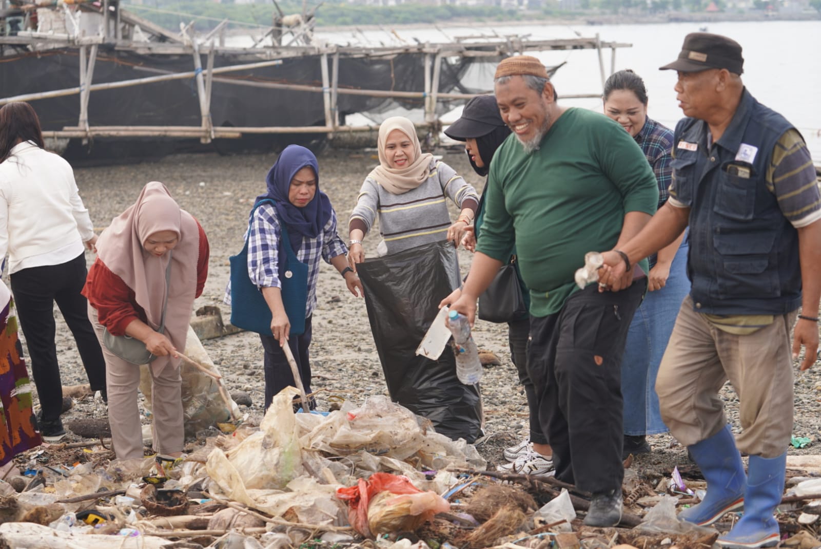 Pra Event HPSN 2026,Pemkot Gelar Aksi Pungut Sampah disepanjang Pantai Kawasan Konservasi Mangrove