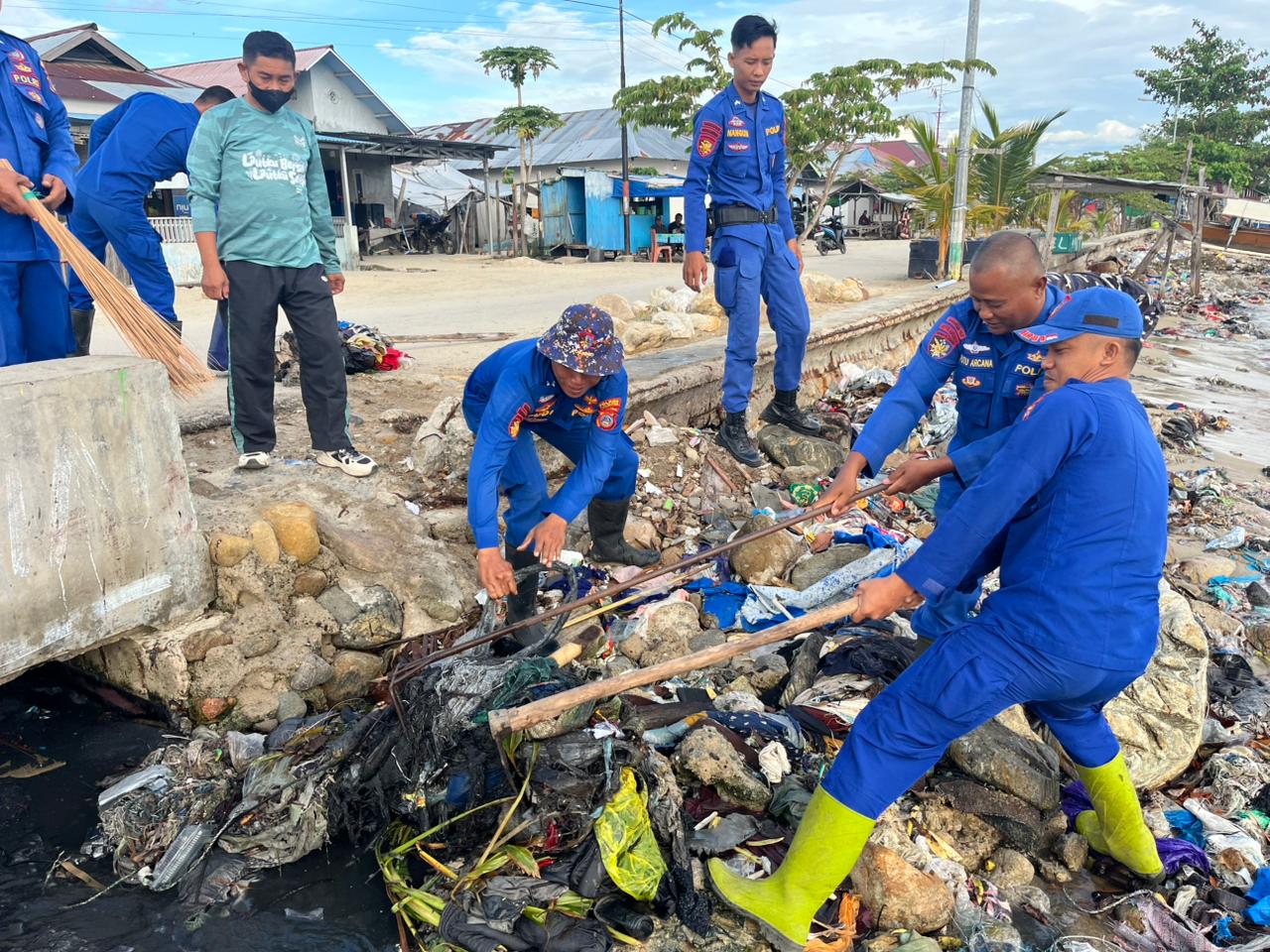 Satpolairud Polres Parimo, Ikuti Kurve Bersih Pesisir Pantai