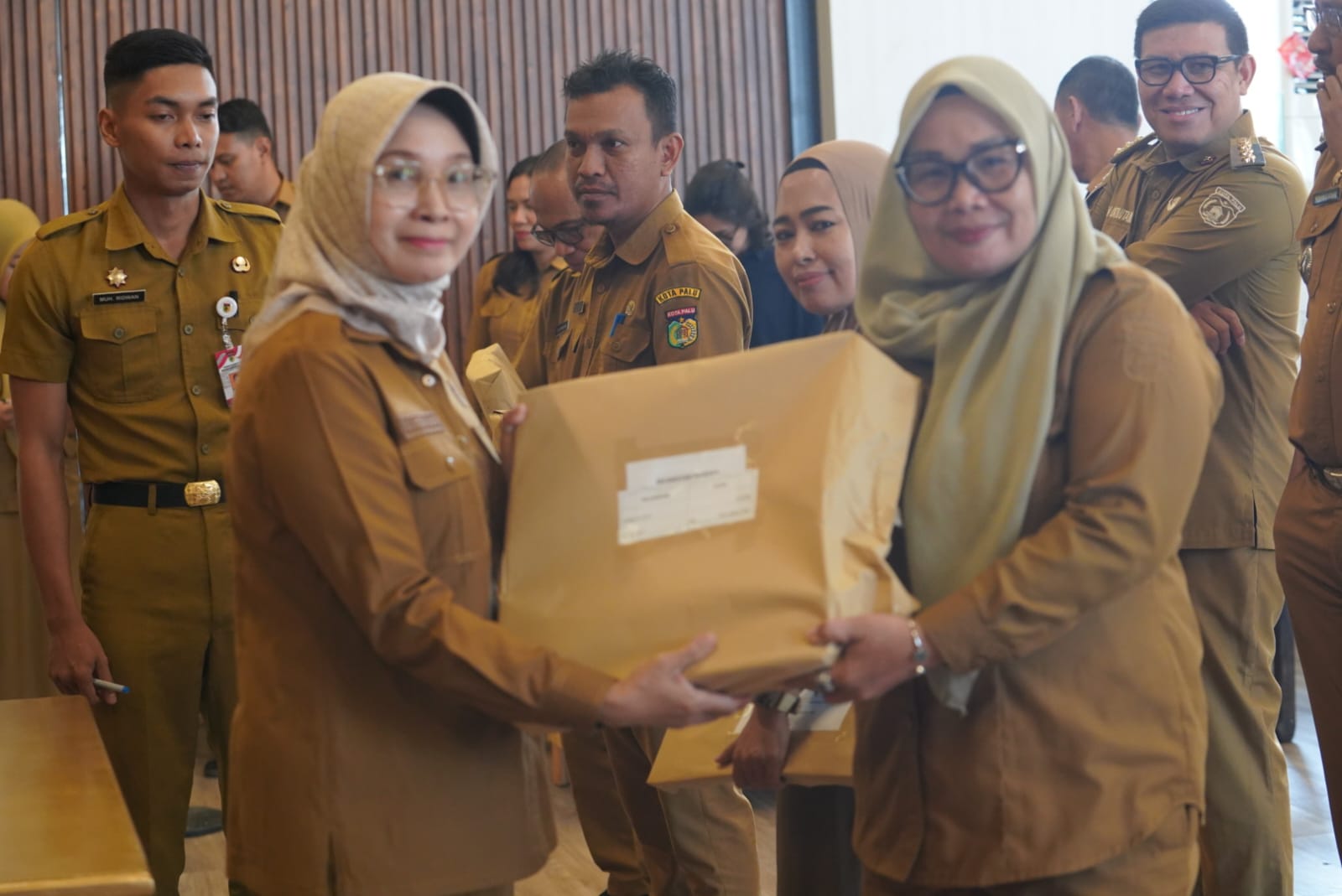 Asisten Pemkot Palu Serahkan SPPT PBB-P2 kepada Kecamatan se-Kota Palu