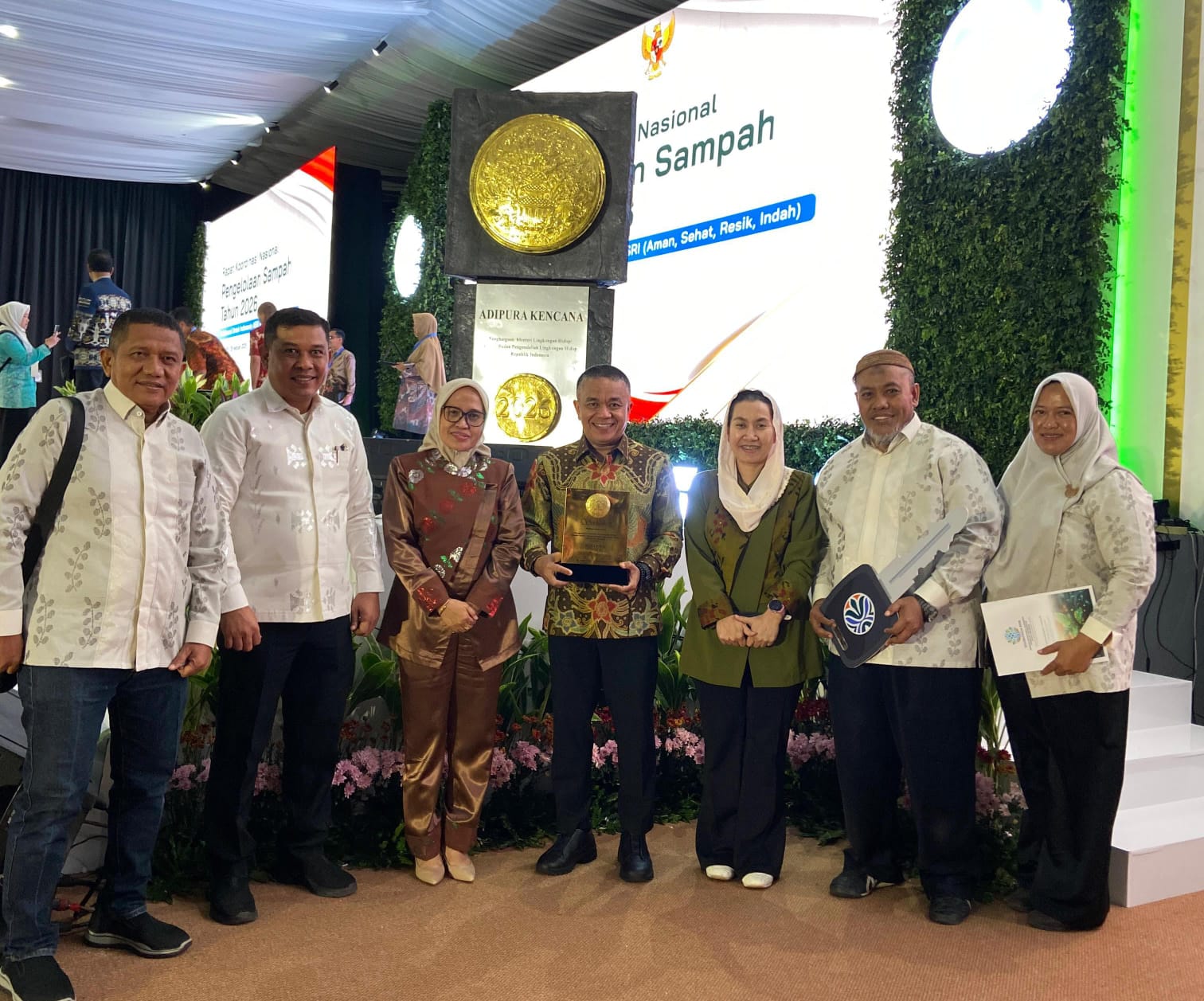 Raih Penghargaan “Menuju Kota Bersih” Palu dapat 3 unit Armada Sampah dari Menteri LH